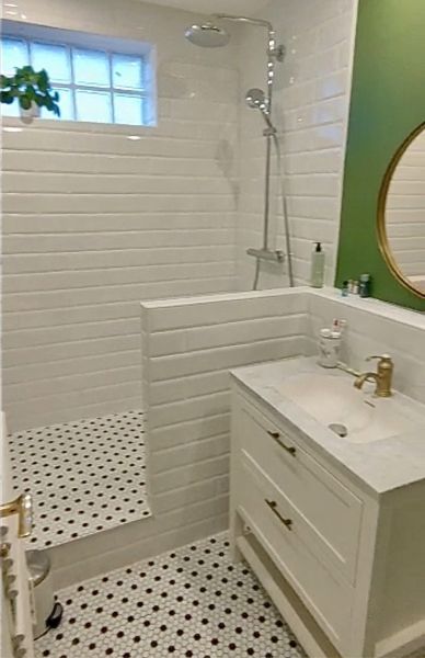 Rénovation d'une petite salle de bain à Paris 11ème composée d'une douche et d'une vasque