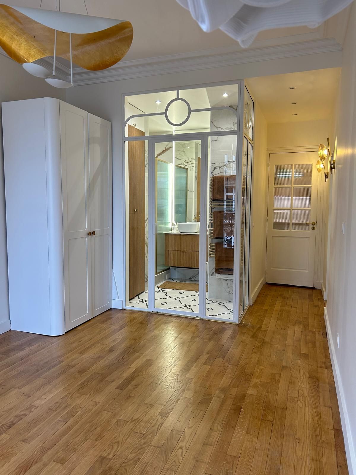 Aménagement d'une suite parentale avec salle de bain et style hausmmanien