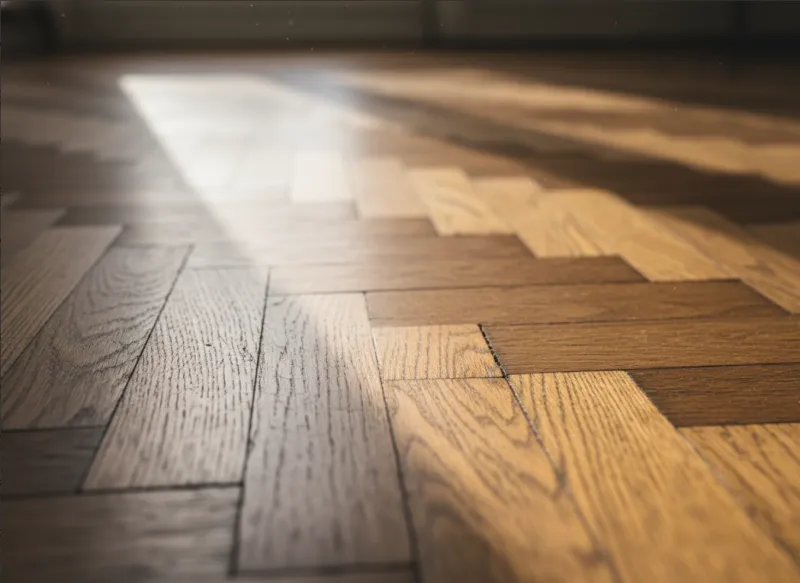 Détail de lame de parquet ancien remplacée dans un appartement parisien