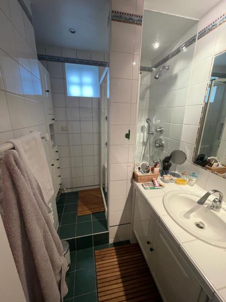 Agencement d'une petite salle de bains à Paris 11