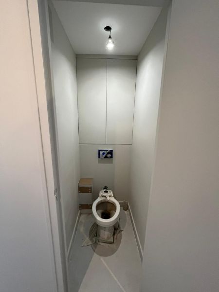 Installation d'un Wc suspendu avec pose de menuiserie