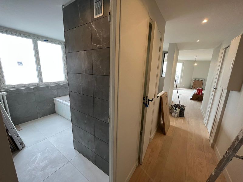 Rénovation de salle de bain avec pose faïence grès cérame anthracite