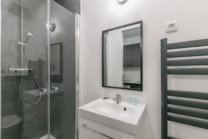Belmard Batiment réinvente l'efficacité et le charme parisien dans un deux pièces en sous-plex au cœur du 11e arrondissement