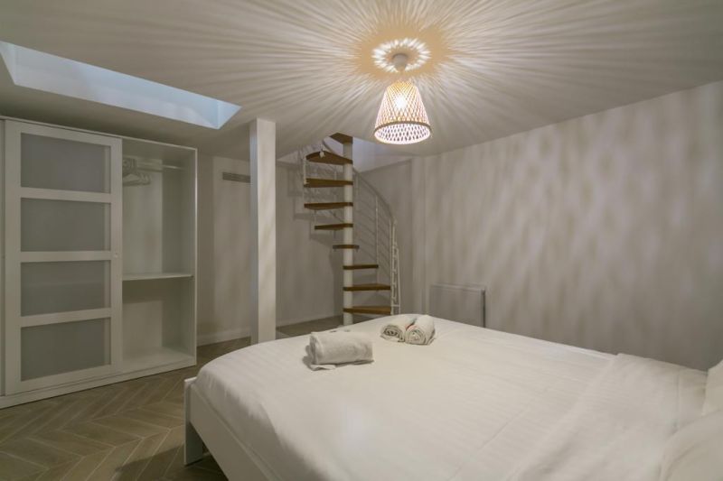 Belmard Batiment réinvente l'efficacité et le charme parisien dans un deux pièces en sous-plex au cœur du 11e arrondissement