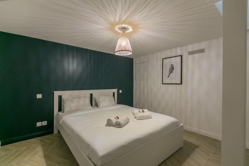 Belmard Batiment réinvente l'efficacité et le charme parisien dans un deux pièces en sous-plex au cœur du 11e arrondissement