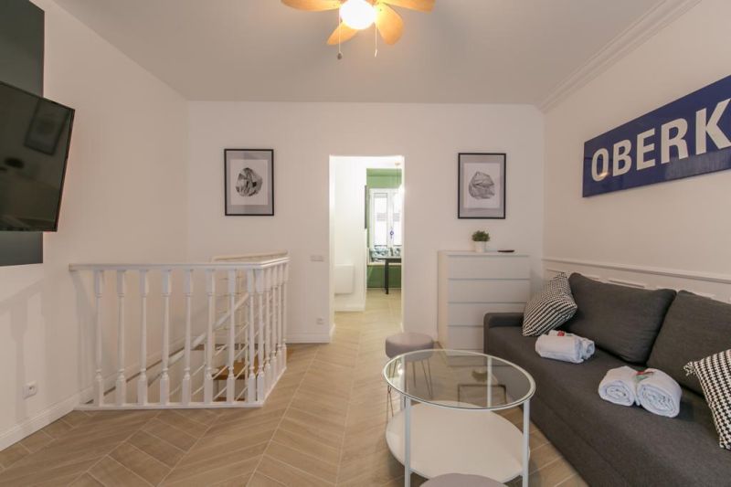 Belmard Batiment réinvente l'efficacité et le charme parisien dans un deux pièces en sous-plex au cœur du 11e arrondissement