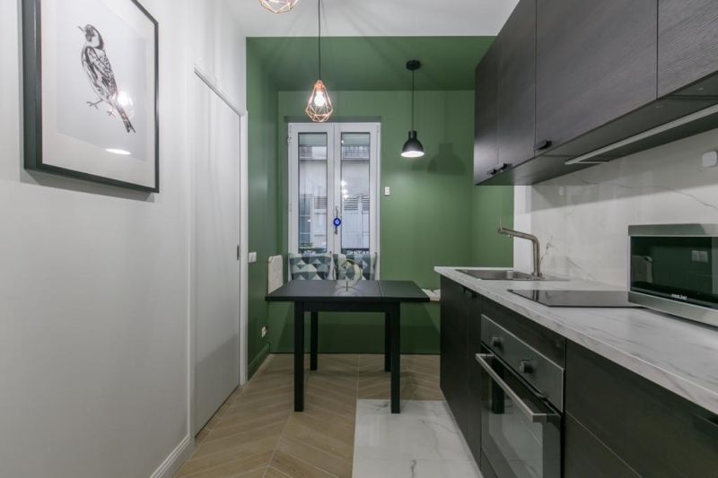 Belmard Batiment réinvente l'efficacité et le charme parisien dans un deux pièces en sous-plex au cœur du 11e arrondissement