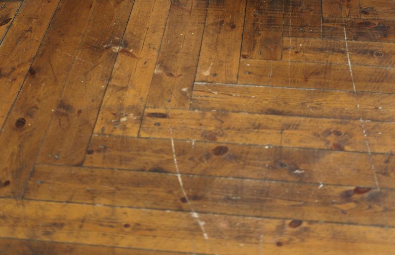 Parquet abimé avant une rénovation complète à Paris