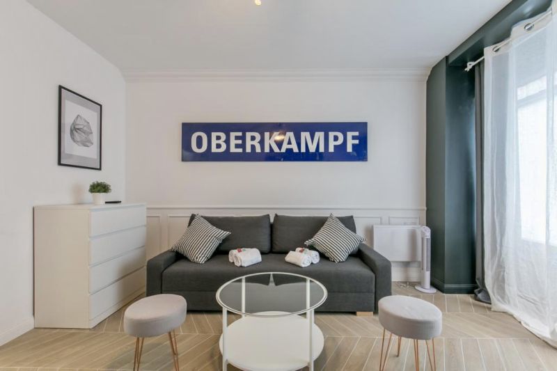 Local commercial transformé en appartement à Paris 11