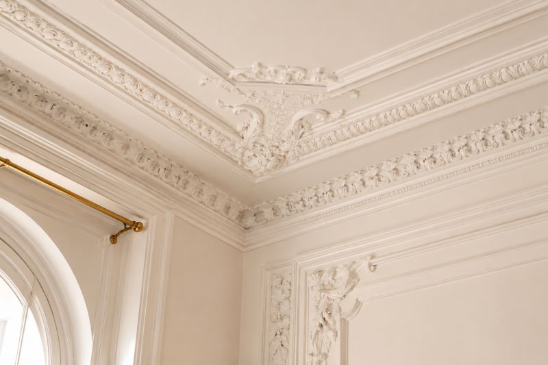 Restauration de moulures abimées dans un appartement à Paris 8