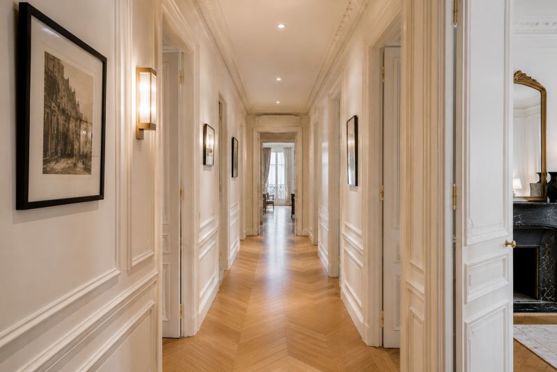Rénovation complète d'un couloir haussmannien suite redistribution des pièces